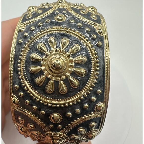 Amedeo 14k gold plated black enamel genuine carved shell cameo bangle bracelet - Picture 7 of 9